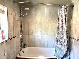 Inviting 4-bed House Near Heathrow w/ Fireplace