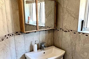 Inviting 4-bed House Near Heathrow w/ Fireplace