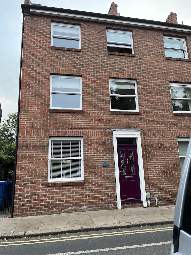 Central Beverley 4-bedroom Townhouse