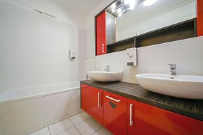 Slavic Spacious Apartment by CHORS