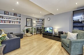 Spacious Pimlico Apartment by Underthedoormat