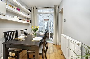 Spacious Pimlico Apartment by Underthedoormat
