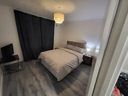 Charming 2-bed Apartment in Grays