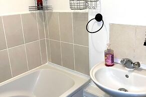 Apartment - Sleeps 2 - Parking - Station Close