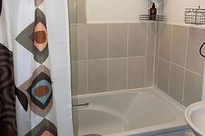 Apartment - Sleeps 2 - Parking - Station Close