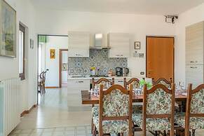 Charming 4-bed Apartment -lake Views & Balconies