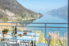 Charming 4-bed Apartment -lake Views & Balconies