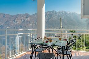 Charming 4-bed Apartment -lake Views & Balconies