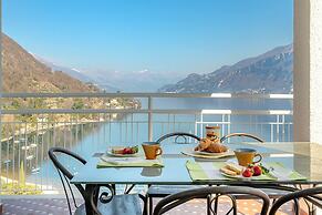 Charming 4-bed Apartment -lake Views & Balconies