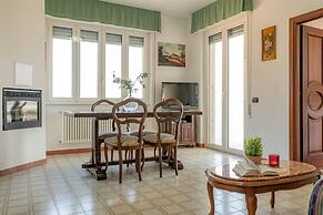 Charming 4-bed Apartment -lake Views & Balconies