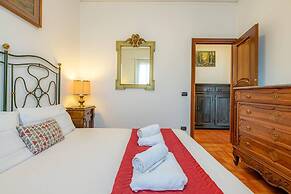 Charming 4-bed Apartment -lake Views & Balconies
