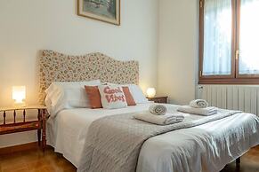 Charming 4-bed Apartment -lake Views & Balconies