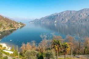 Charming 4-bed Apartment -lake Views & Balconies