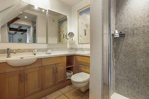 Luxury Brick and Flint House in Funtington