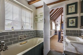 Luxury Brick and Flint House in Funtington