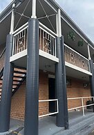 The Oaks Hotel Motel