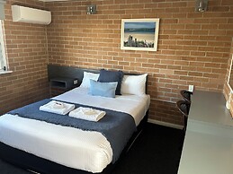The Oaks Hotel Motel