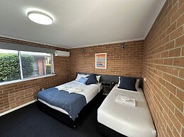 The Oaks Hotel Motel