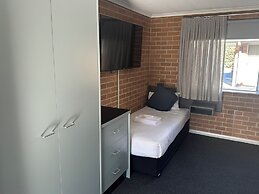 The Oaks Hotel Motel