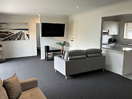 The Oaks Hotel Motel