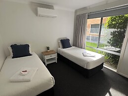 The Oaks Hotel Motel