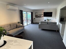 The Oaks Hotel Motel