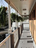 The Oaks Hotel Motel