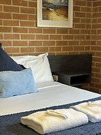 The Oaks Hotel Motel