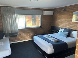 The Oaks Hotel Motel