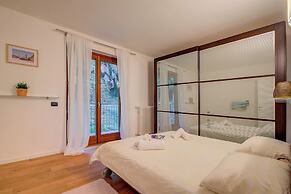 Lenni Apart. Swimming Pool and Lake