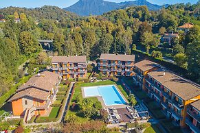 Lenni Apart. Swimming Pool and Lake