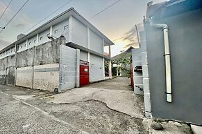 OYO Life 93504 Kost Krisna