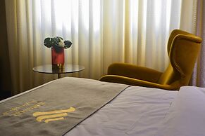 Redwaves Hotel
