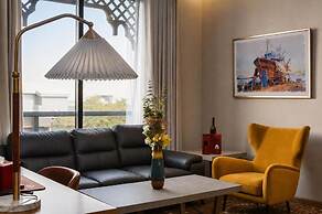 Redwaves Hotel