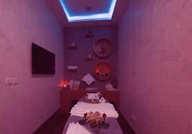 Redwaves Hotel