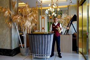 Redwaves Hotel