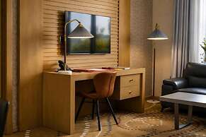 Redwaves Hotel