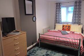 House - Sleeps 8 - Garden - Parking