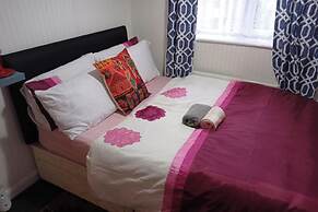 House - Sleeps 8 - Garden - Parking