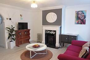 House - Sleeps 8 - Garden - Parking