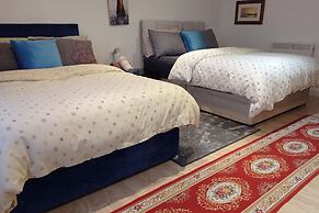 House - Sleeps 8 - Garden - Parking