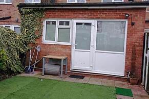 House - Sleeps 8 - Garden - Parking