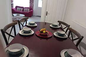 House - Sleeps 8 - Garden - Parking