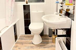 House - Sleeps 8 - Garden - Parking