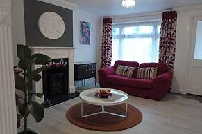 House - Sleeps 8 - Garden - Parking