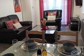 Apartment - Sleeps 4 - Parking - Station Close