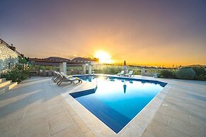 Karyo Villa,- 4bd, 3min On Foot From The Beach!