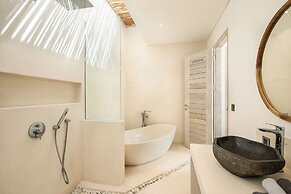 Spectacular 4BR Villa, 400m to Beachfront Elegance