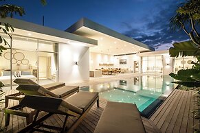 Spectacular 4BR Villa, 400m to Beachfront Elegance