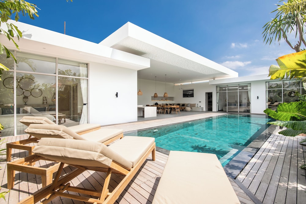 Spectacular 4BR Villa, 400m to Beachfront Elegance